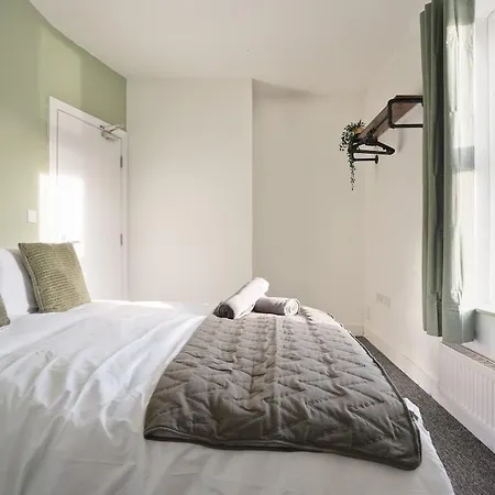 Modern 2 Bed In Hillsborough With Free Secure Parking - Hosted By Host Save
