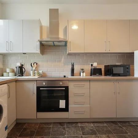 Modern 2 Bed In Hillsborough With Free Secure Parking - Hosted By Host Save Apartment *